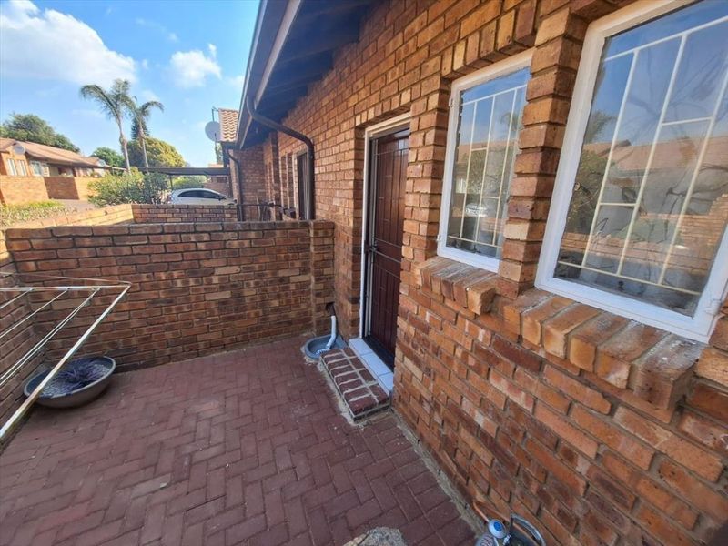 Cozy Starter Home in a Quiet Neighborhood - Photo 3