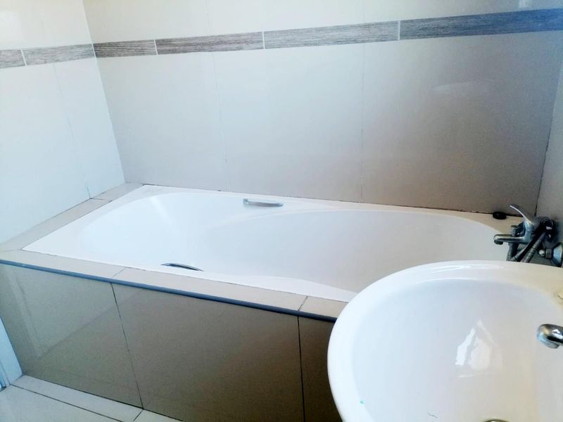 Lovely 3 bedroom family home in Crystal Park - Photo 10