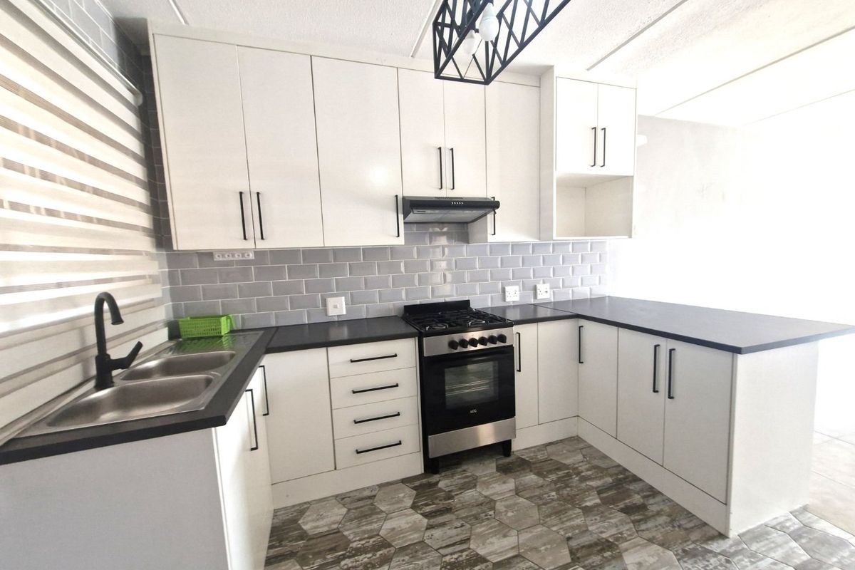 Gorgeous Modern Contemporary ,,,,,,,,,, 2 Bedrooms ,,1 Bathrooms,, Stunning  Open Plan Kitchen Downstairs Townhouse. - Photo 2