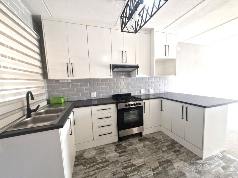 Gorgeous Modern Contemporary ,,,,,,,,,, 2 Bedrooms ,,1 Bathrooms,, Stunning  Open Plan Kitchen Downstairs Townhouse. - Photo 2