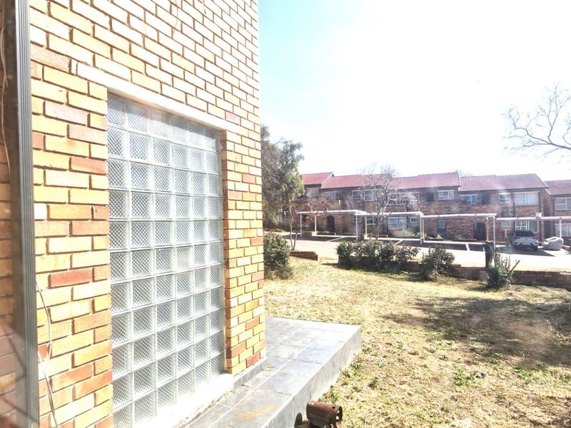 Gorgeous Modern Contemporary ,,,,,,,,,, 2 Bedrooms ,,1 Bathrooms,, Stunning  Open Plan Kitchen Downstairs Townhouse. - Photo 9