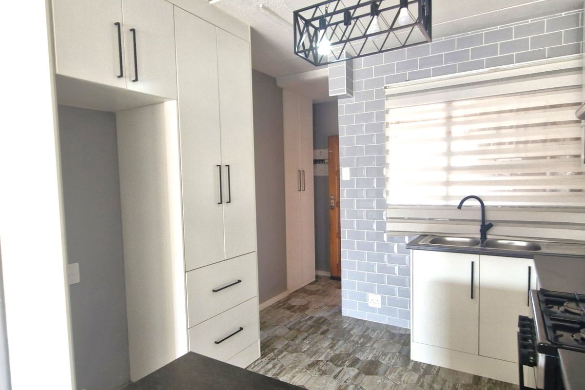 Gorgeous Modern Contemporary ,,,,,,,,,, 2 Bedrooms ,,1 Bathrooms,, Stunning  Open Plan Kitchen Downstairs Townhouse. - Photo 3