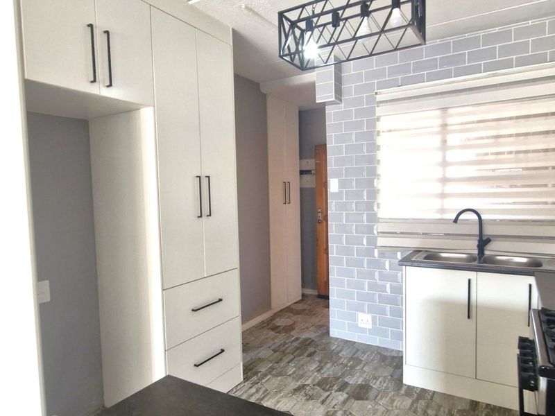 Gorgeous Modern Contemporary ,,,,,,,,,, 2 Bedrooms ,,1 Bathrooms,, Stunning  Open Plan Kitchen Downstairs Townhouse. - Photo 3