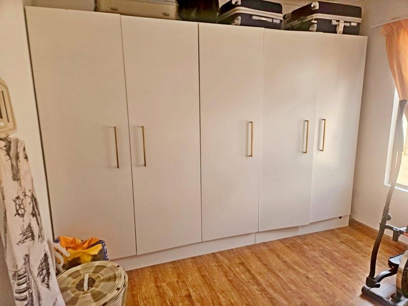 A Stunning 3-Bedroom House  - Photo 8