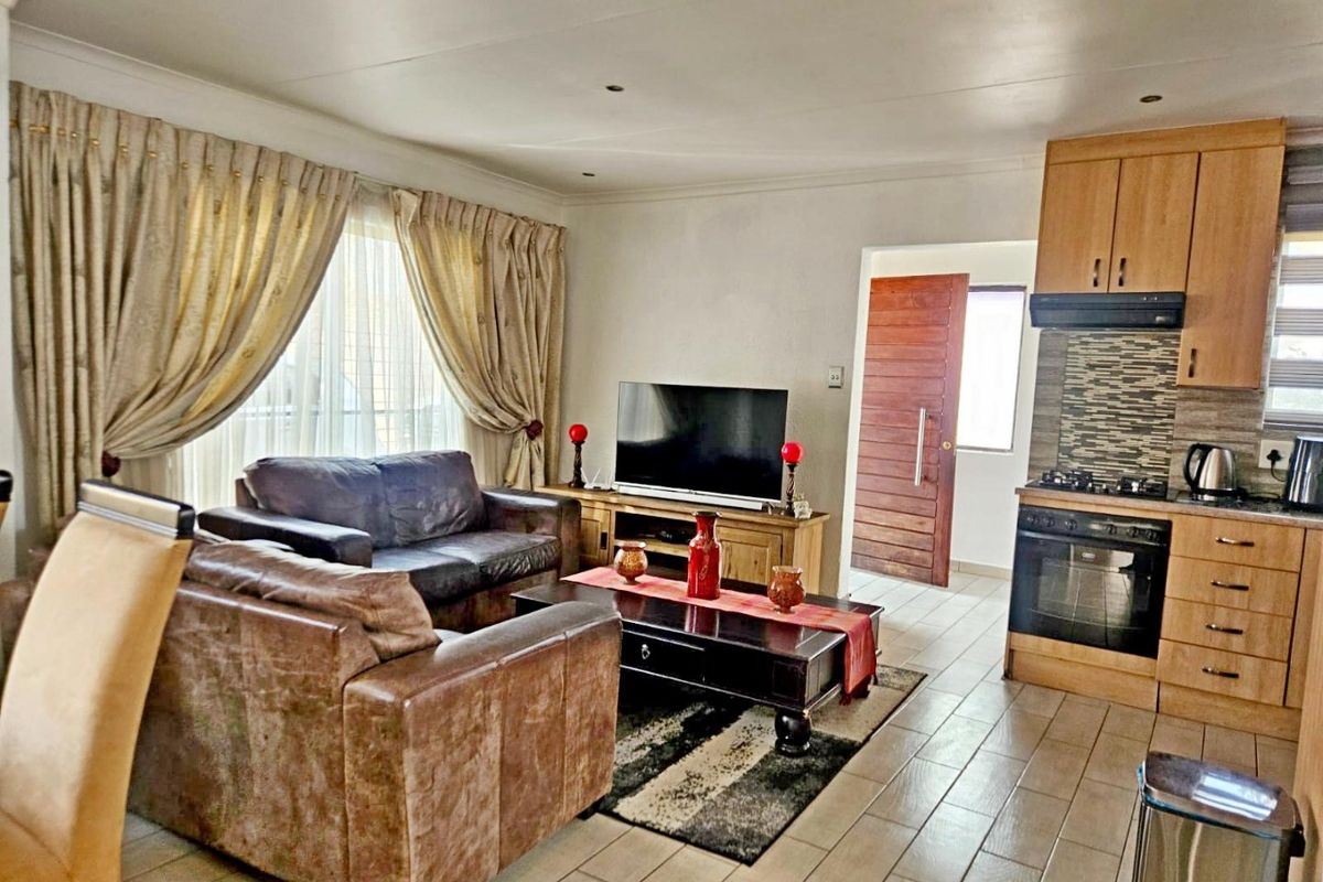 A Stunning 3-Bedroom House  - Photo 4