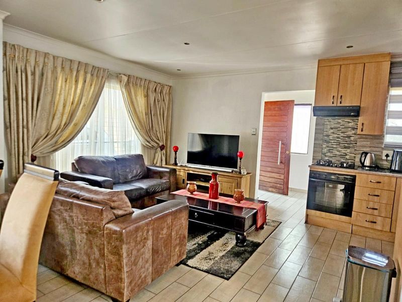 A Stunning 3-Bedroom House  - Photo 4