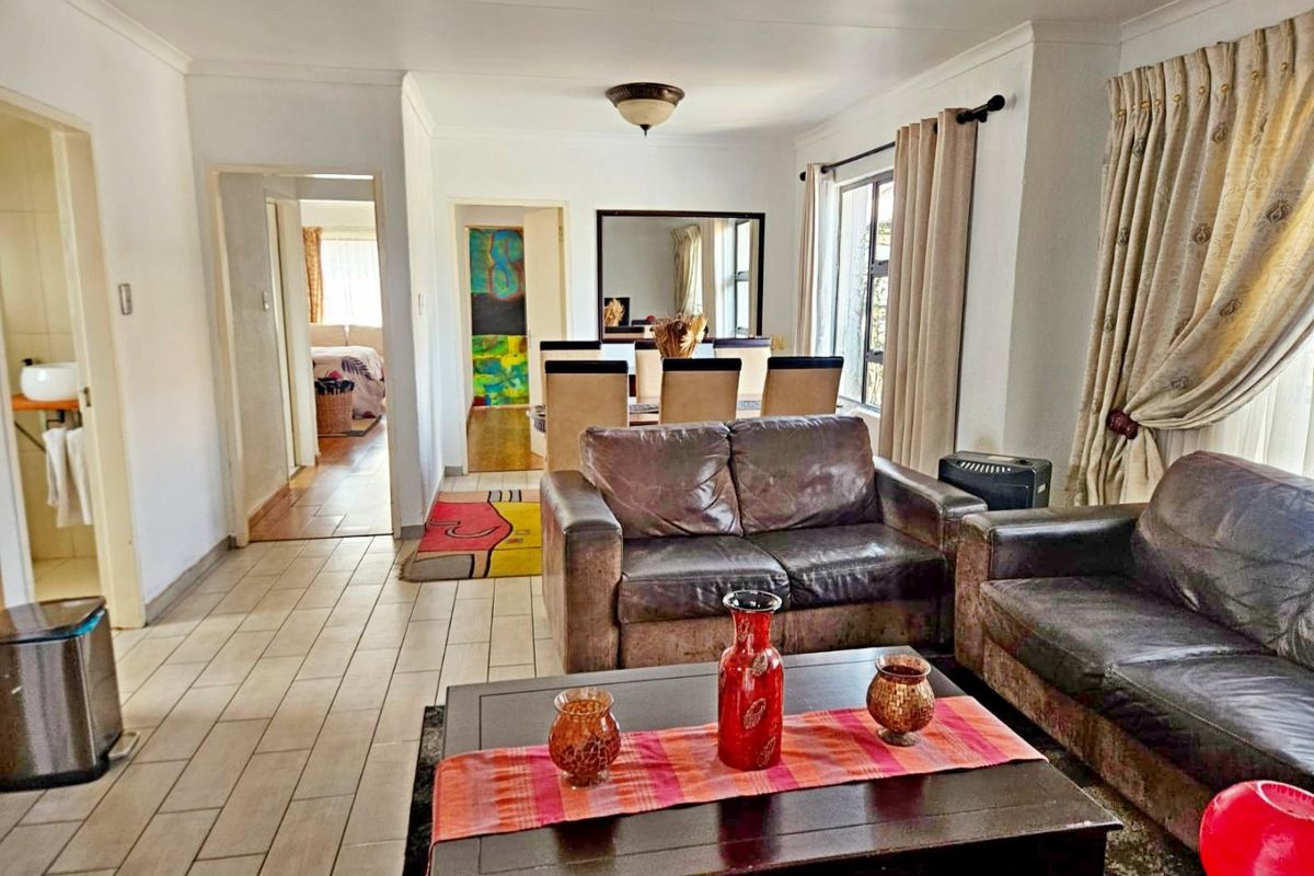 A Stunning 3-Bedroom House  - Photo 2