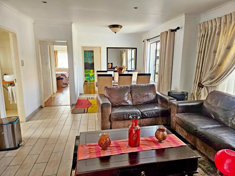 A Stunning 3-Bedroom House  - Photo 2