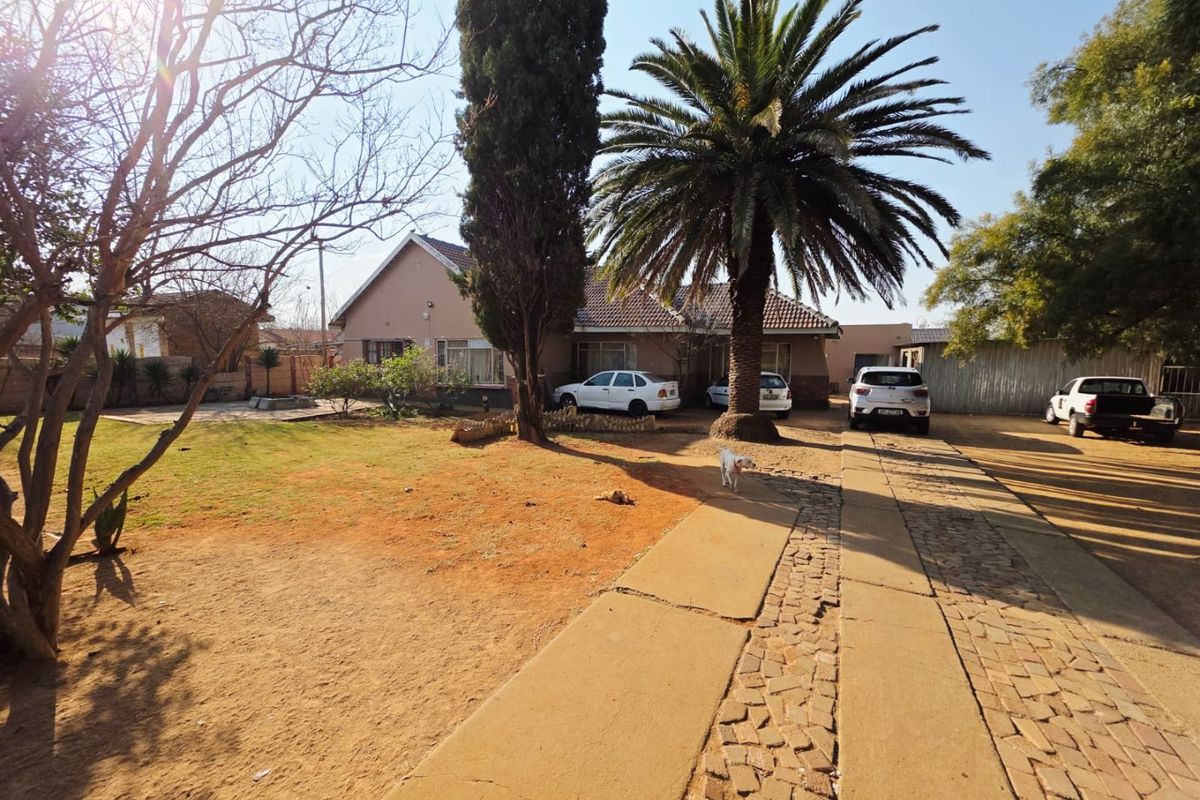 3 Bedroom House with a Flat For Sale in Songloed - Photo 3