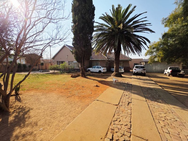 3 Bedroom House with a Flat For Sale in Songloed - Photo 3