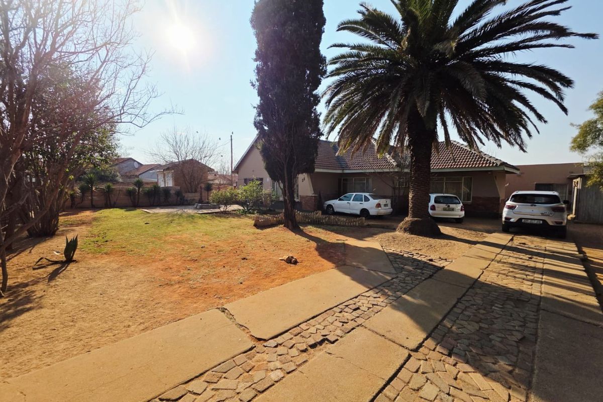 3 Bedroom House with a Flat For Sale in Songloed - Photo 2