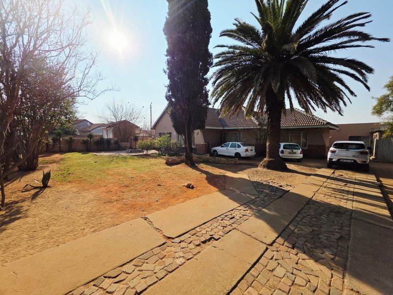 3 Bedroom House with a Flat For Sale in Songloed - Photo 2