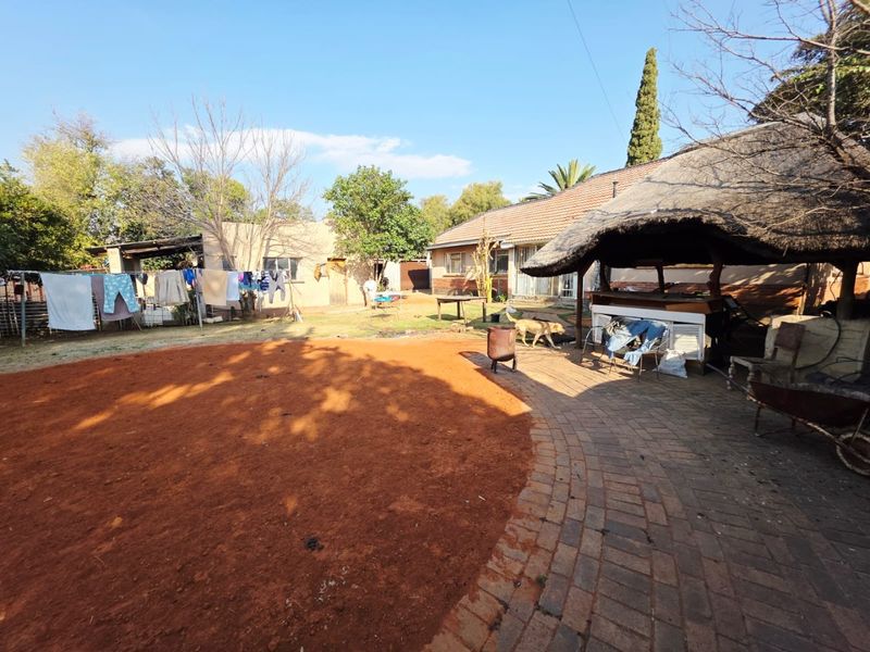 3 Bedroom House with a Flat For Sale in Songloed - Photo 9