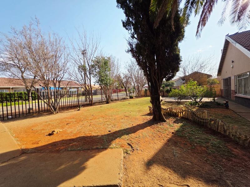 3 Bedroom House with a Flat For Sale in Songloed - Photo 8