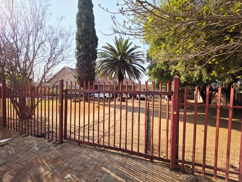 3 Bedroom House with a Flat For Sale in Songloed - Photo 6