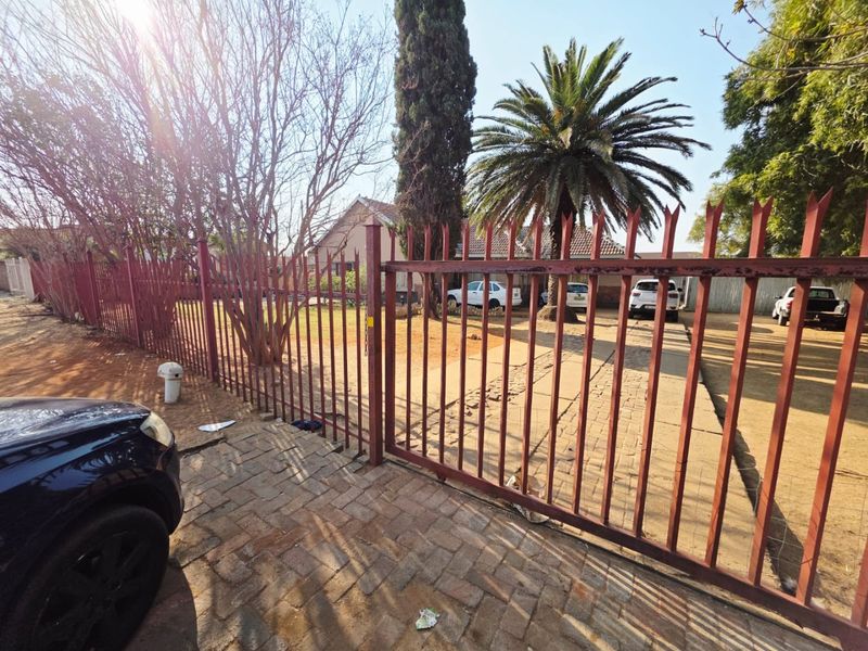 3 Bedroom House with a Flat For Sale in Songloed - Photo 7