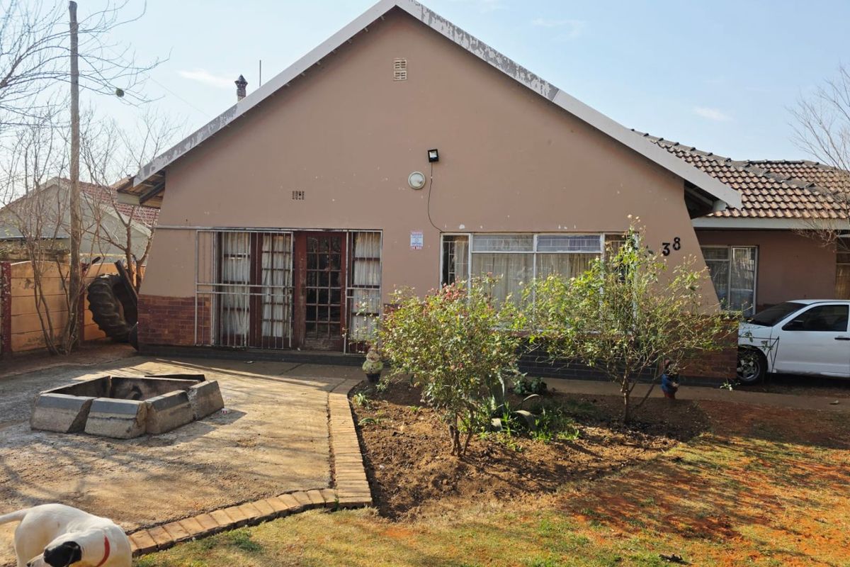 3 Bedroom House with a Flat For Sale in Songloed - Photo 5