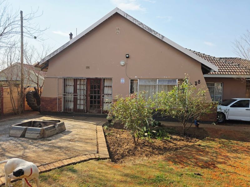 3 Bedroom House with a Flat For Sale in Songloed - Photo 5