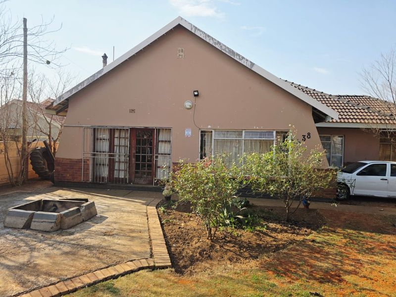 3 Bedroom House with a Flat For Sale in Songloed - Photo 4