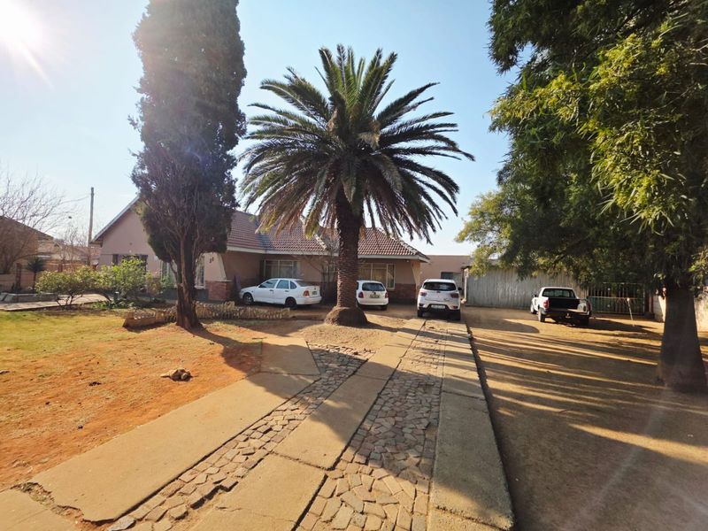 3 Bedroom House with a Flat For Sale in Songloed - Photo 1