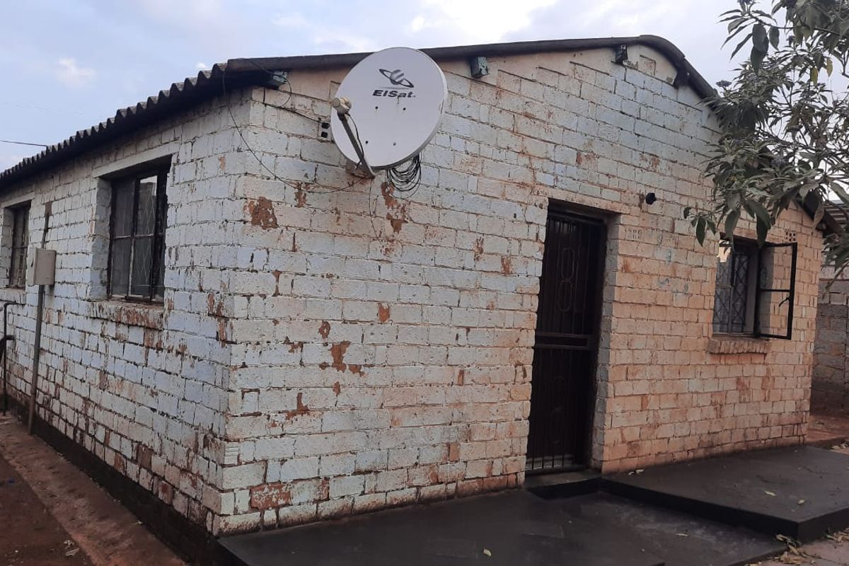 FOR SALE | 2-Bedroom Home with Large Yard – Chiawelo, Johannesburg - Photo 3