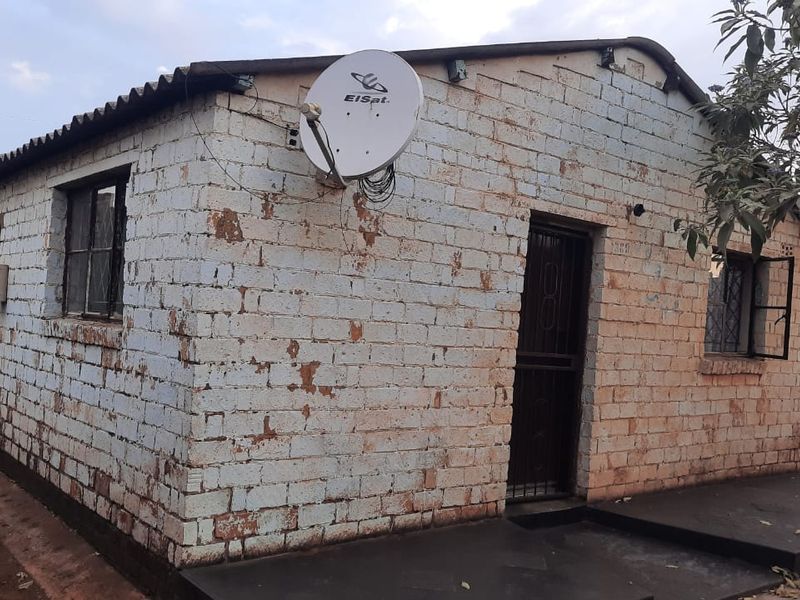 FOR SALE | 2-Bedroom Home with Large Yard – Chiawelo, Johannesburg - Photo 3