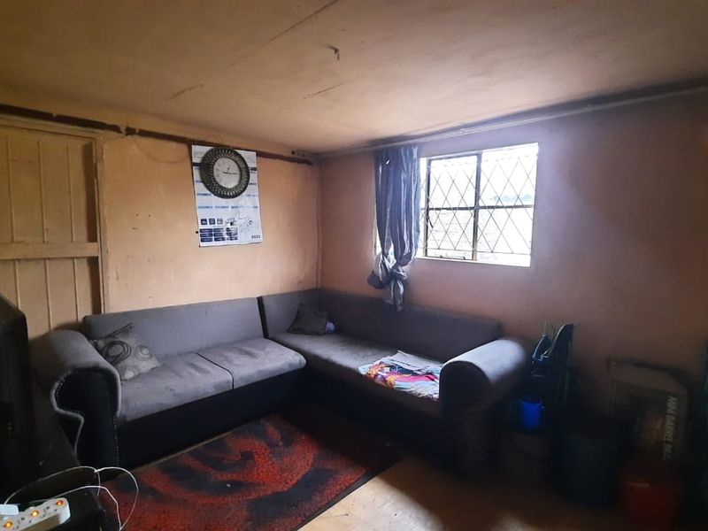 FOR SALE | 2-Bedroom Home with Large Yard – Chiawelo, Johannesburg - Photo 10