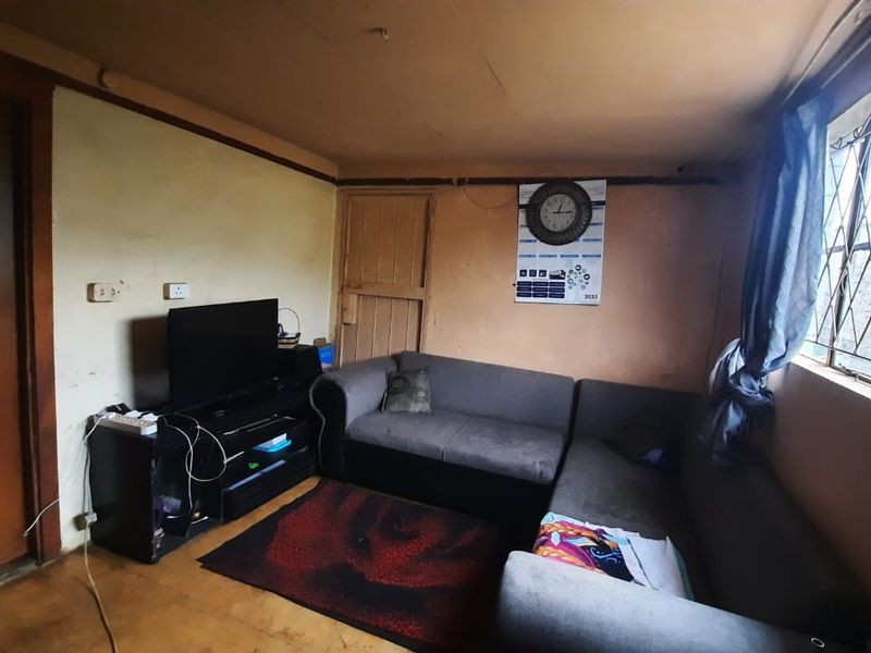 FOR SALE | 2-Bedroom Home with Large Yard – Chiawelo, Johannesburg - Photo 5