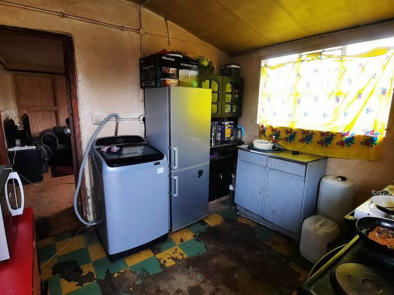 FOR SALE | 2-Bedroom Home with Large Yard – Chiawelo, Johannesburg - Photo 4