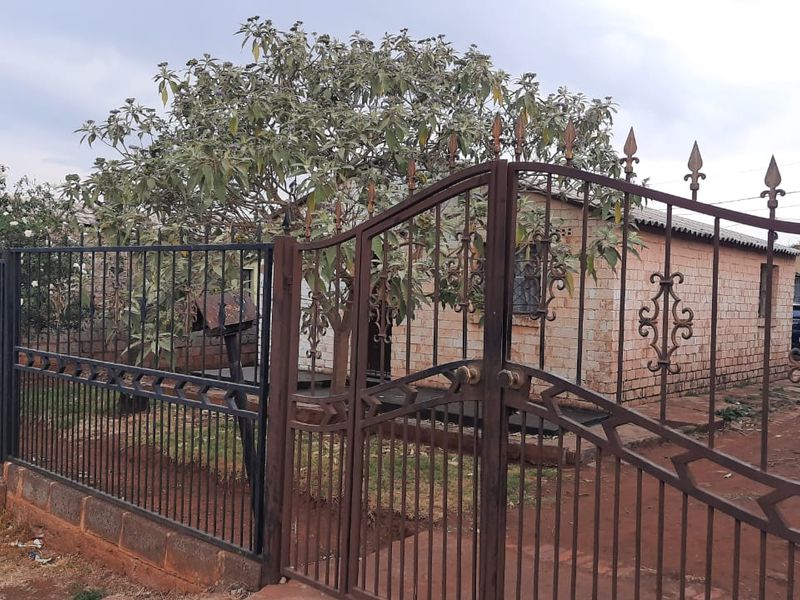 FOR SALE | 2-Bedroom Home with Large Yard – Chiawelo, Johannesburg - Photo 2