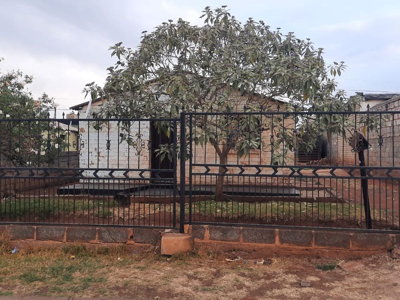 FOR SALE | 2-Bedroom Home with Large Yard – Chiawelo, Johannesburg - Photo 1