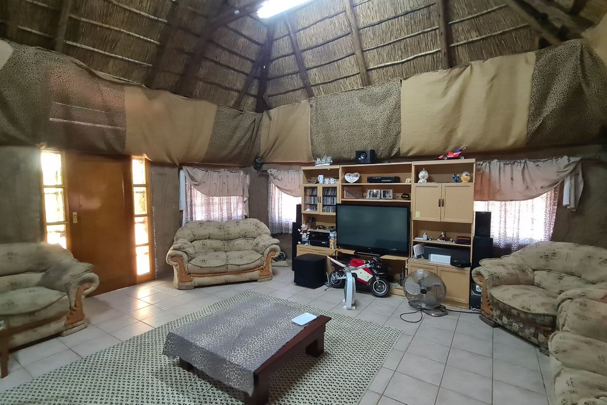 Spacious and versatile family home in the heart of lush Roosheuwel. - Photo 5