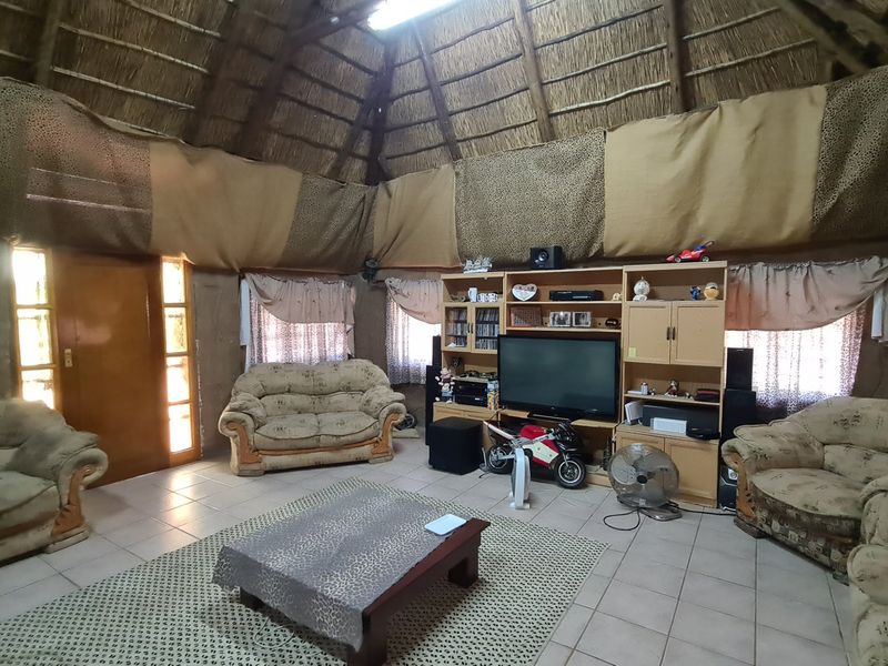 Spacious and versatile family home in the heart of lush Roosheuwel. - Photo 5
