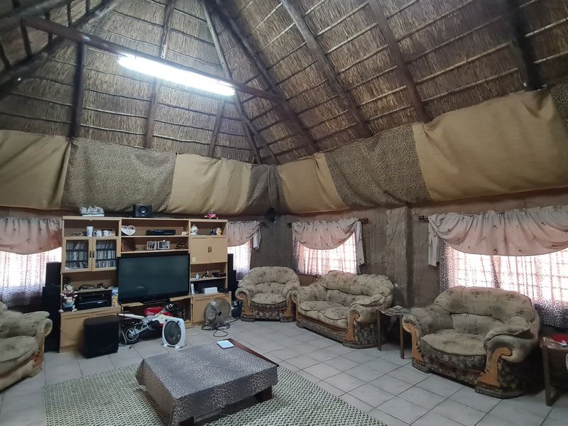 Spacious and versatile family home in the heart of lush Roosheuwel. - Photo 4