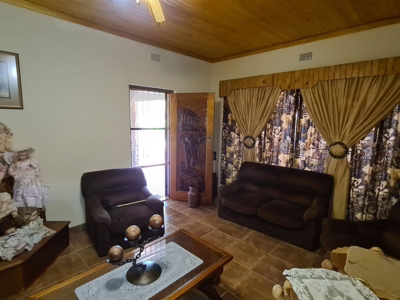 Spacious and versatile family home in the heart of lush Roosheuwel. - Photo 8