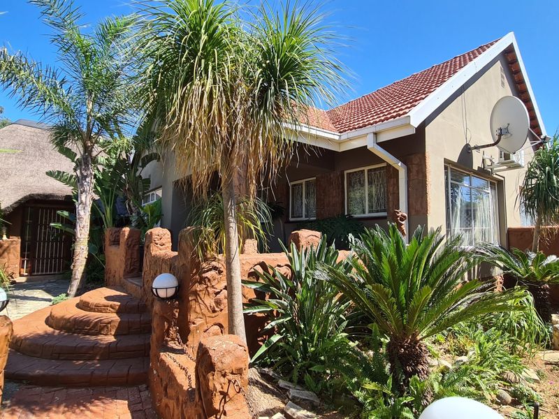 Spacious and versatile family home in the heart of lush Roosheuwel. - Photo 1