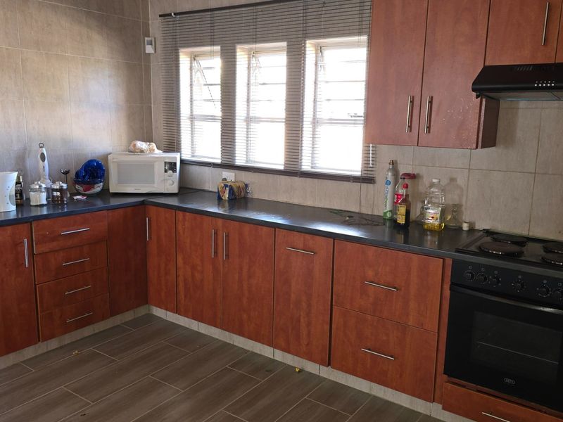 Centrally situated townhouse in Wilkoppies. - Photo 3