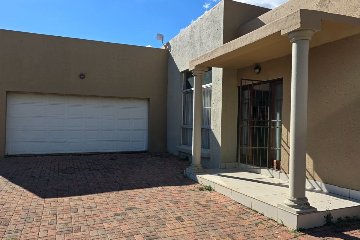 Centrally situated townhouse in Wilkoppies. - Photo 2