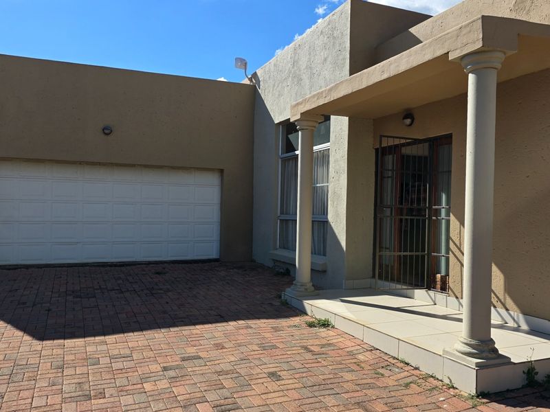 Centrally situated townhouse in Wilkoppies. - Photo 2