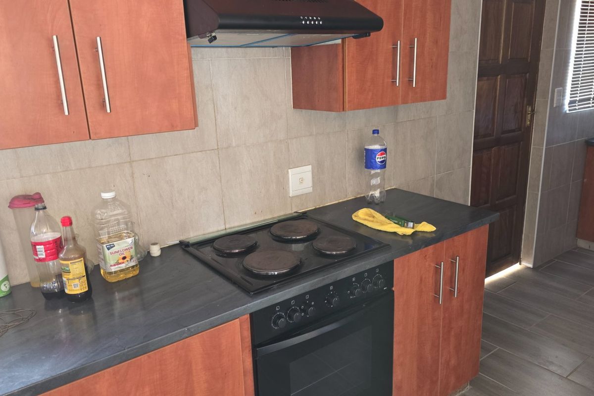 Centrally situated townhouse in Wilkoppies. - Photo 4