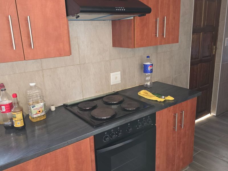 Centrally situated townhouse in Wilkoppies. - Photo 4