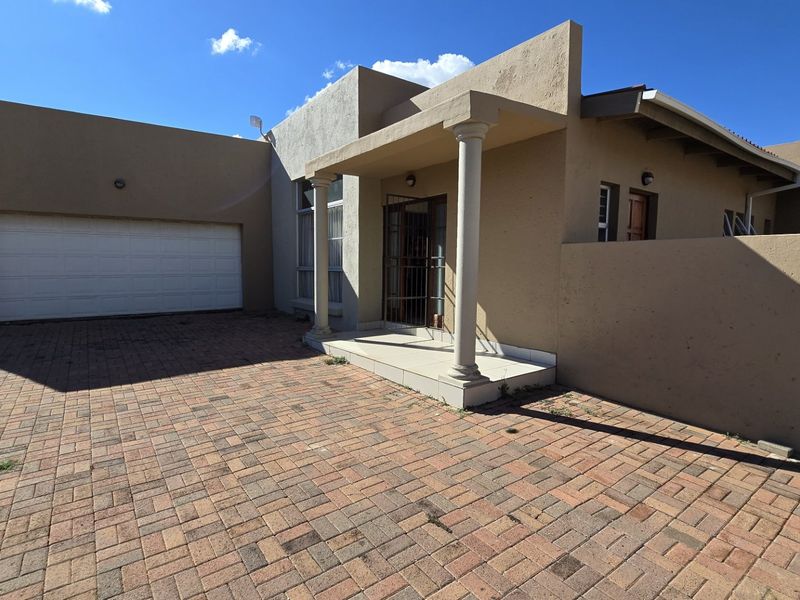 Centrally situated townhouse in Wilkoppies. - Photo 1