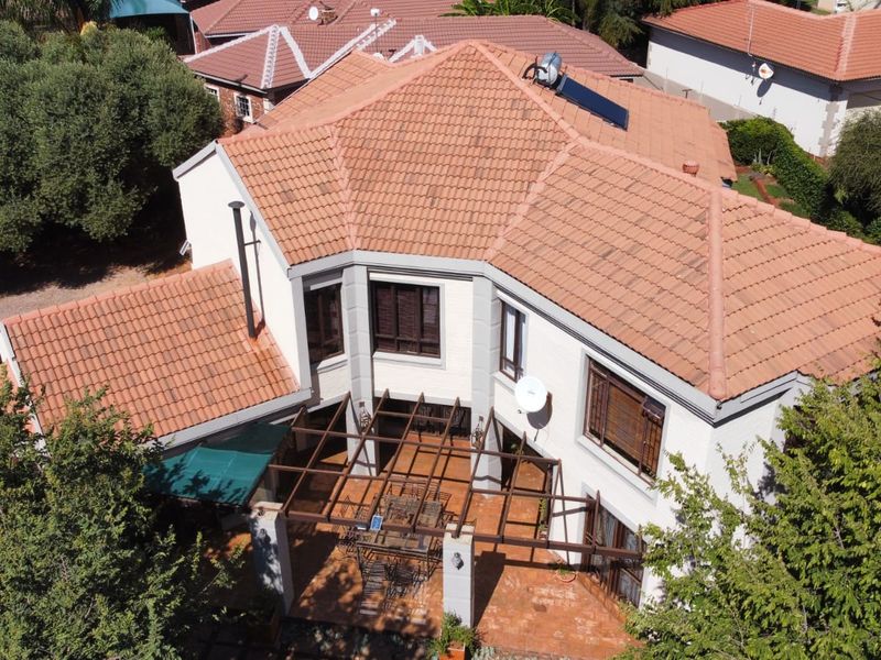 Simply fabulous! A unique and tasteful residence in fashionable Doringkruin. - Photo 3