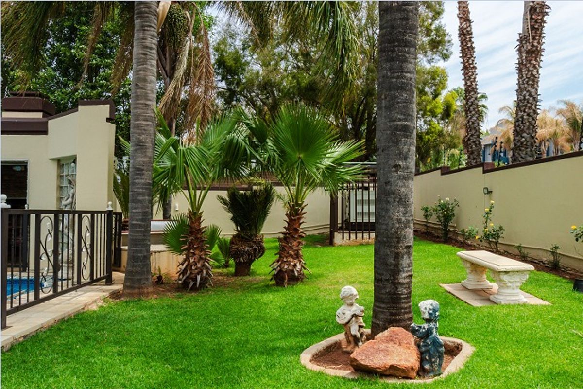 Impressively equipped family home in a quiet street in upmarket Wilkoppies. - Photo 3