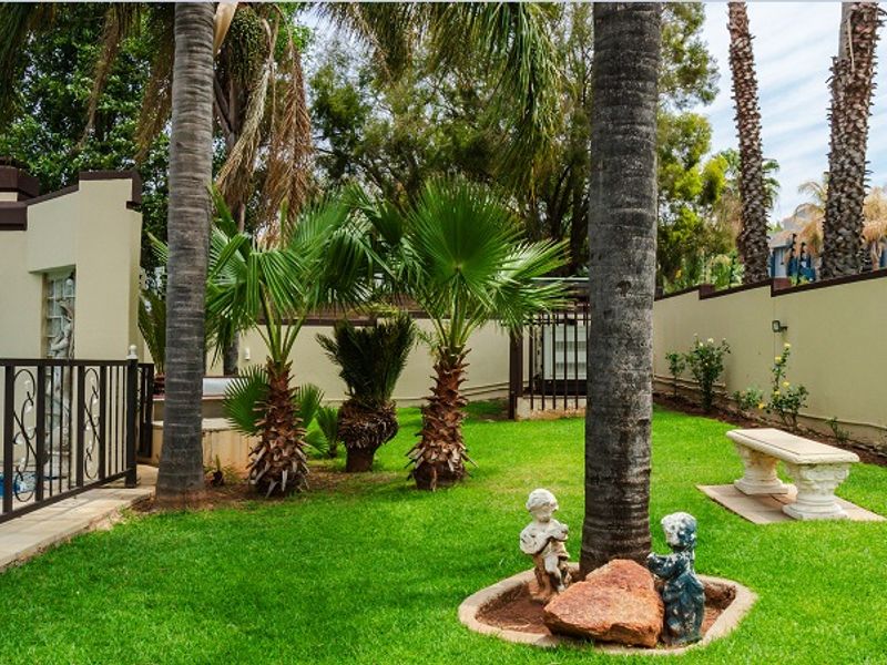 Impressively equipped family home in a quiet street in upmarket Wilkoppies. - Photo 3