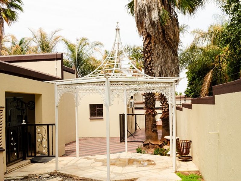 Impressively equipped family home in a quiet street in upmarket Wilkoppies. - Photo 6