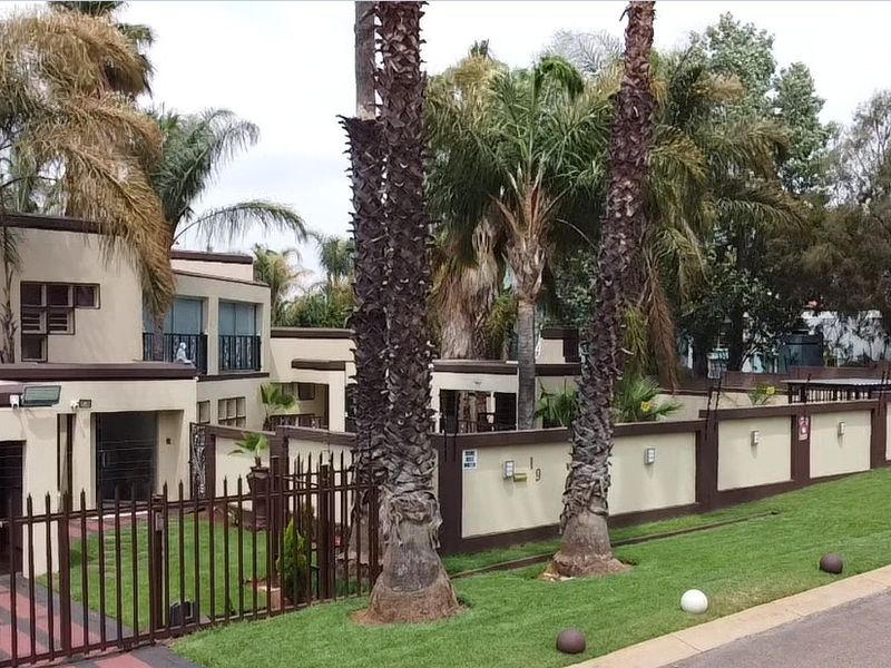 Impressively equipped family home in a quiet street in upmarket Wilkoppies. - Photo 4