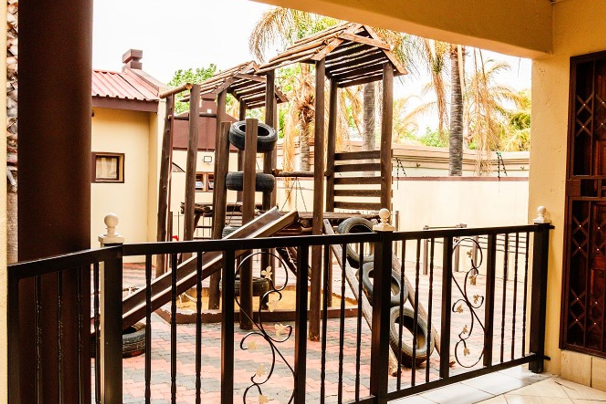 Impressively equipped family home in a quiet street in upmarket Wilkoppies. - Photo 5