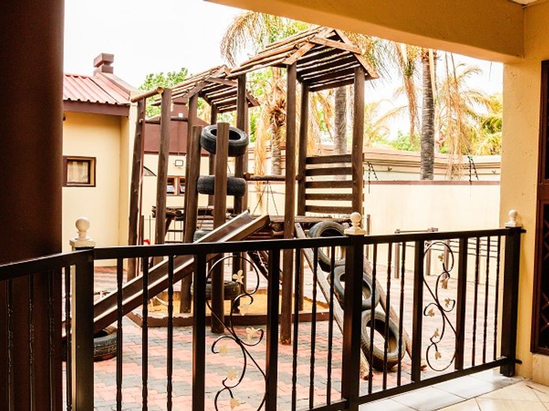 Impressively equipped family home in a quiet street in upmarket Wilkoppies. - Photo 5