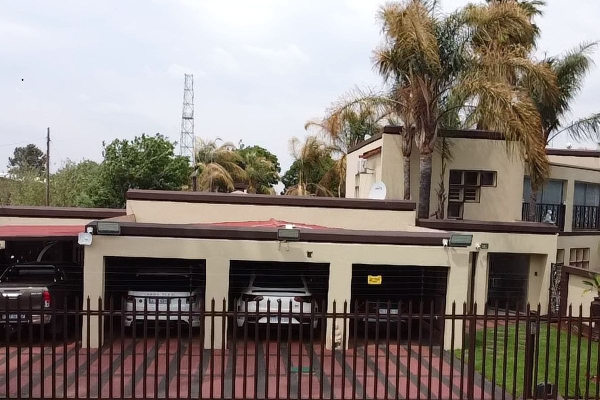 Impressively equipped family home in a quiet street in upmarket Wilkoppies. - Photo 2